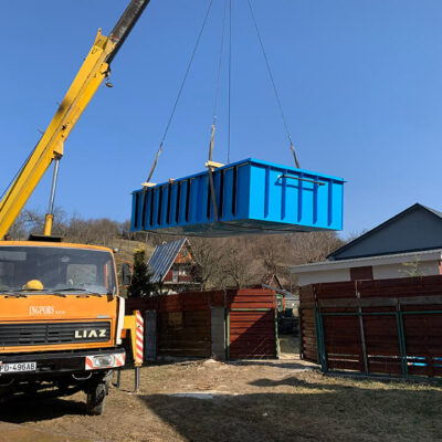 Bazén je vykládaný jeřábem do připraveného výkopu dle rozměrů.