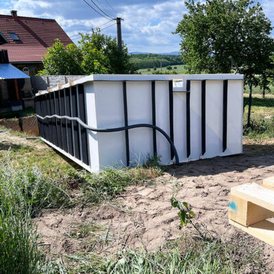 Bazén je vyroben z bílého polypropylenu odolným vůči UV záření.